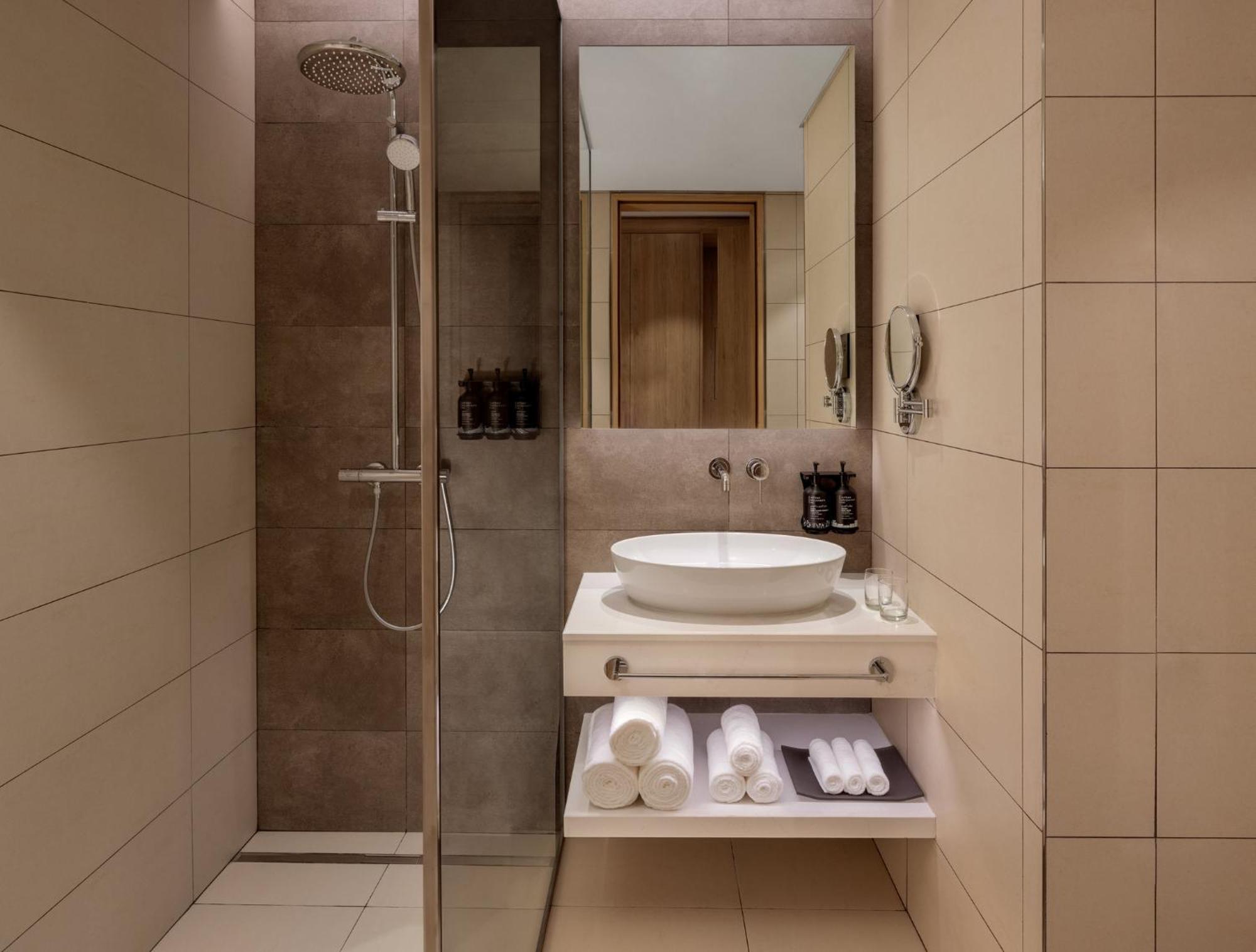 होटल Business Bay By Ihg Dubai